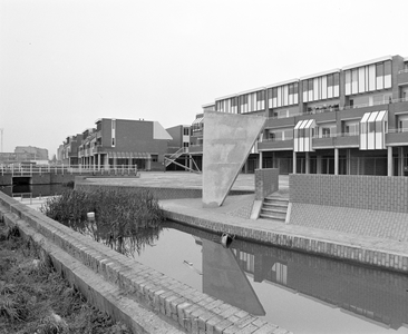 884534 Gezicht op een gedeelte van het winkelcentrum Lunetten (Hondsrug) te Utrecht, met op de voorgrond aan het water ...